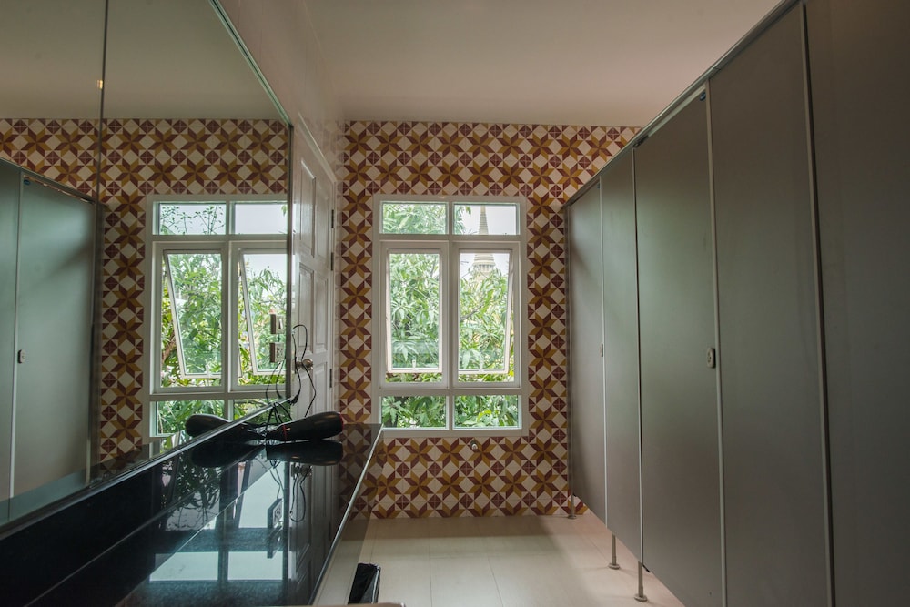 Feung Nakorn Balcony Rooms and Cafe - Image 5