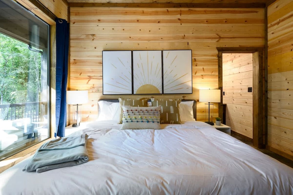 Luxurious Bright Modern Broken Bow Dream Retreat