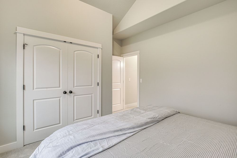 Eugene Area Home: 18 Mi to U of O!