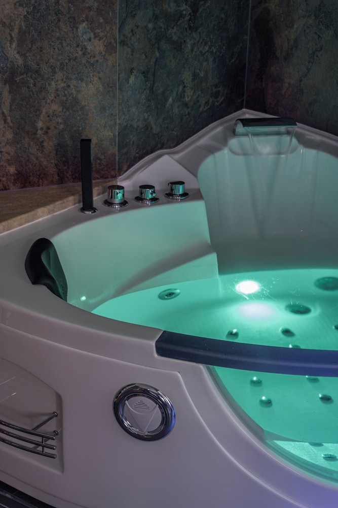 Aurelia Garden Suite