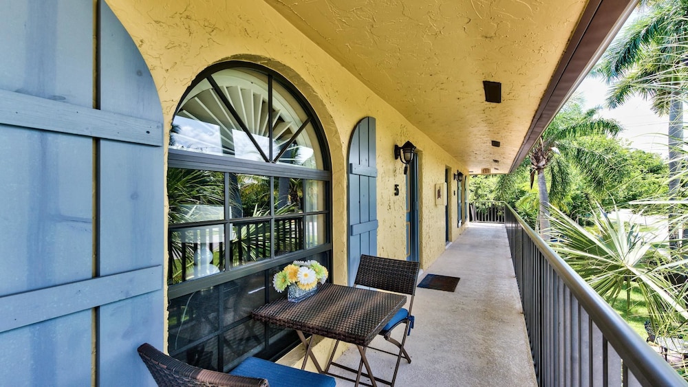 Le Monaco - Romantic 1 BR Condo Steps from 5th Ave S. Chic Coastal Retreat with King Bed and Beach Access. Perfect Location for Couples Near Dining, Shoppi
