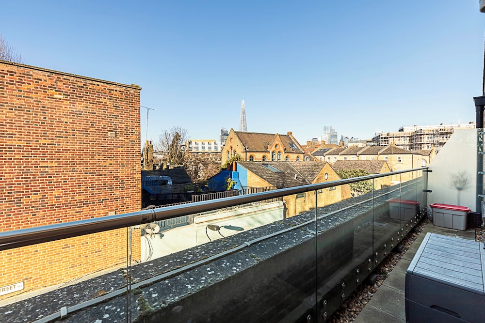 Bermondsey Bliss: Views, Comfort, and City Access!