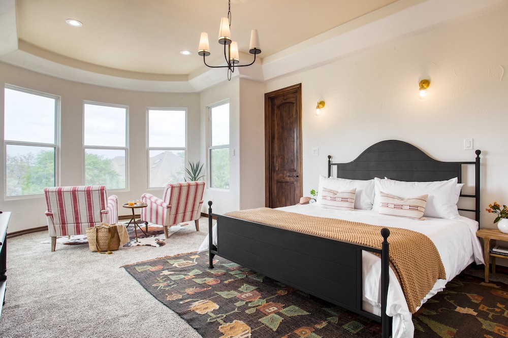 Hudson by Avantstay Magnificent Home w/ Beautiful Views, Multiple Living Areas, Pool & Games!