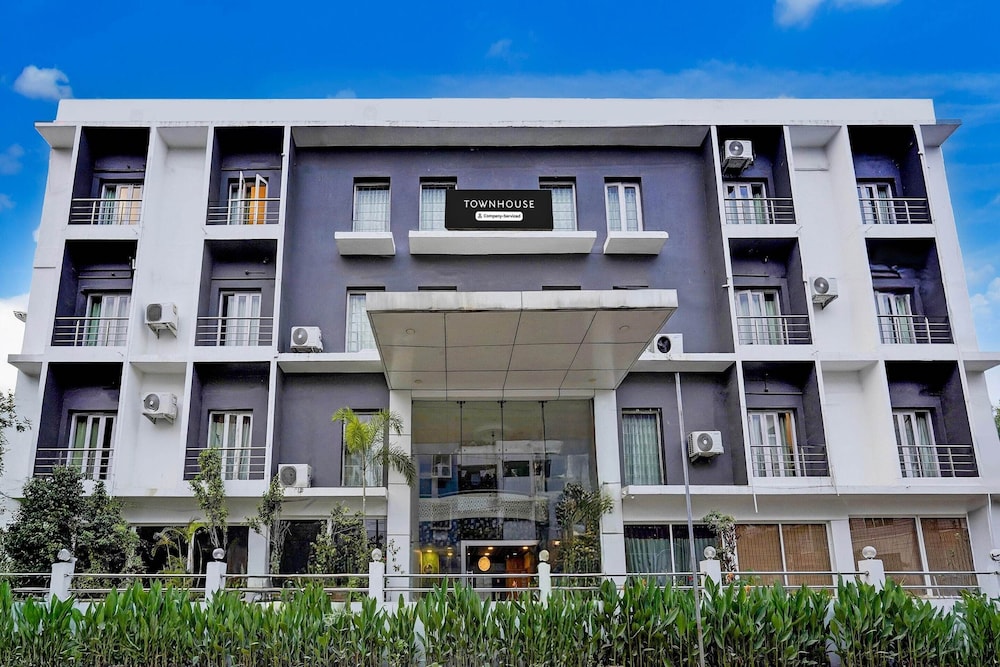 Cosy Castle at Medavakkam Near Jayachandran