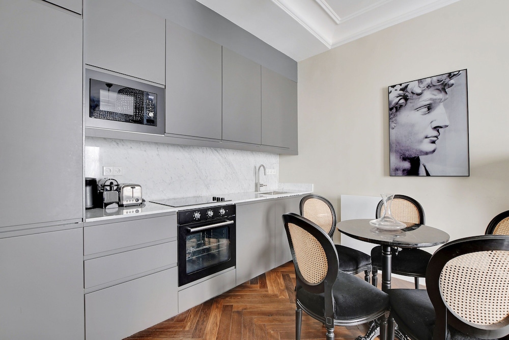 Charming Apartment - 1br/4p - Place Victor Hugo