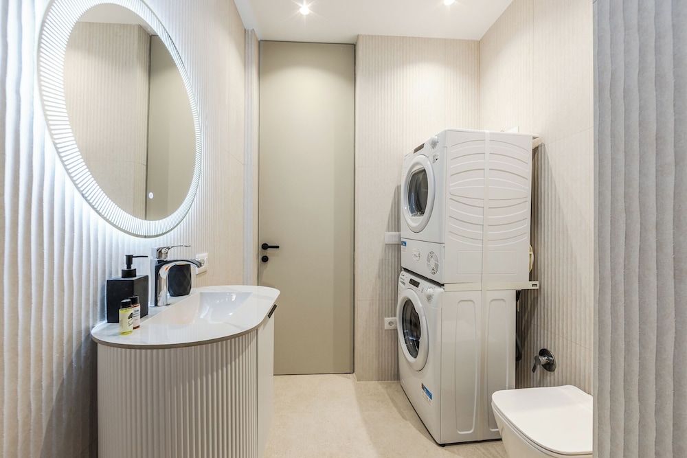 Marina Jacuzzi Suites 2 by  PS