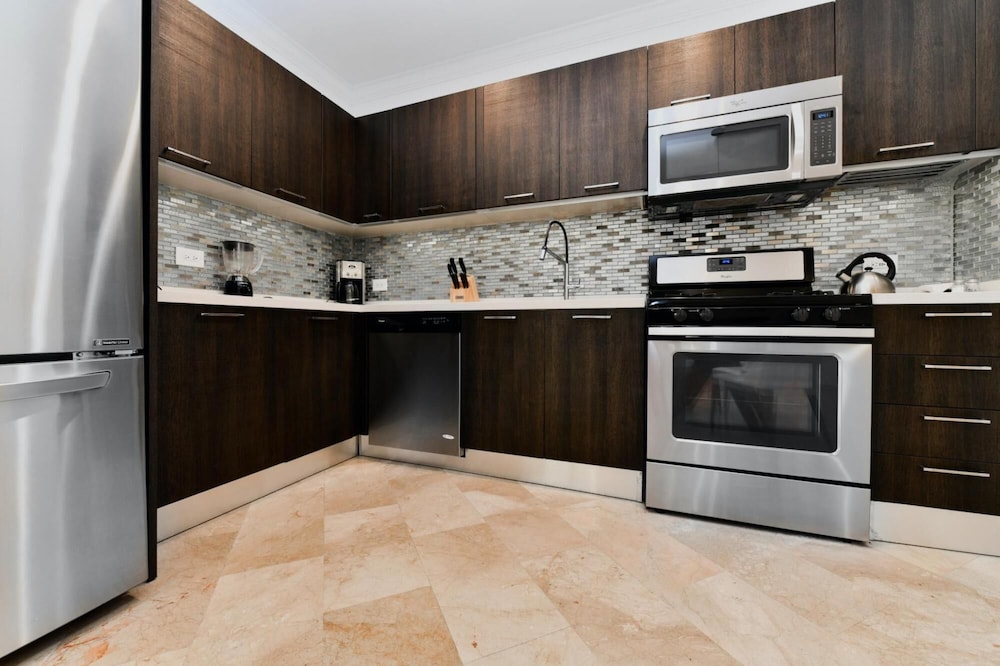 Amazing 1BR 2BA Condo Great Location w Pool GYM