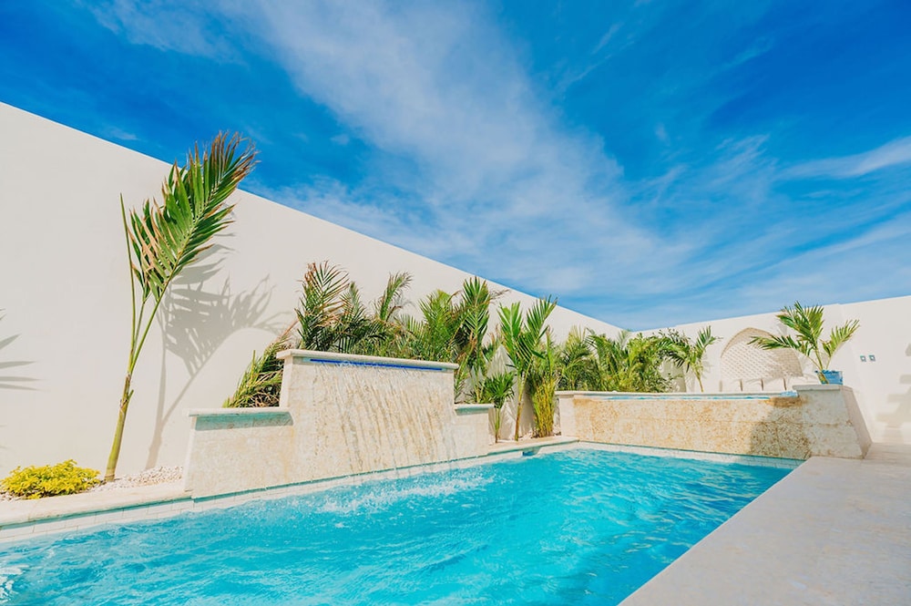 Bohostyle Villa 3min to Beach Hottub 8 Sleeps