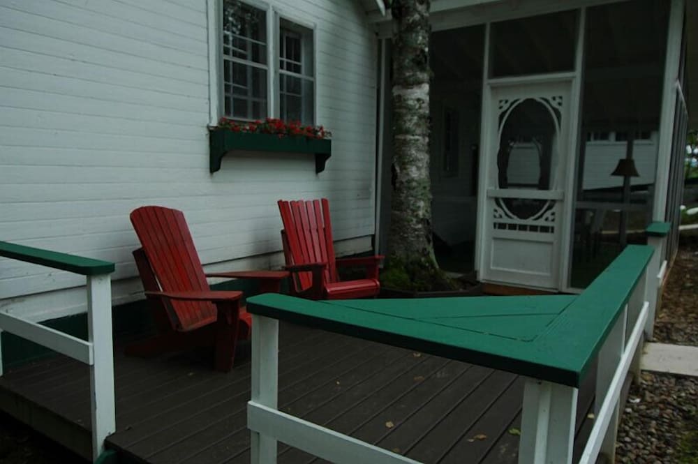 Birch Cliff Lodge on Baptiste Lake