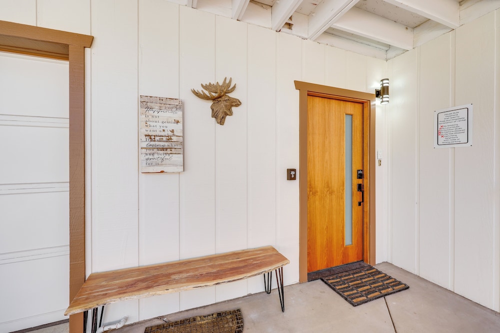 Walk to The Village Shops/eats: Big Bear Lake Home