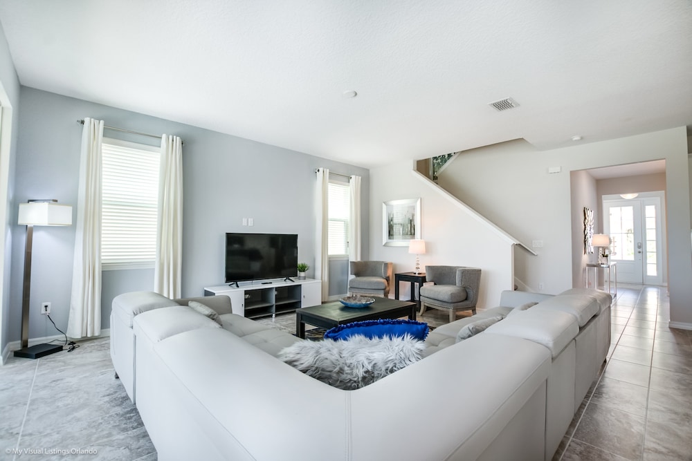 Beautiful 4 Bed With Pool & Spa - Image 3