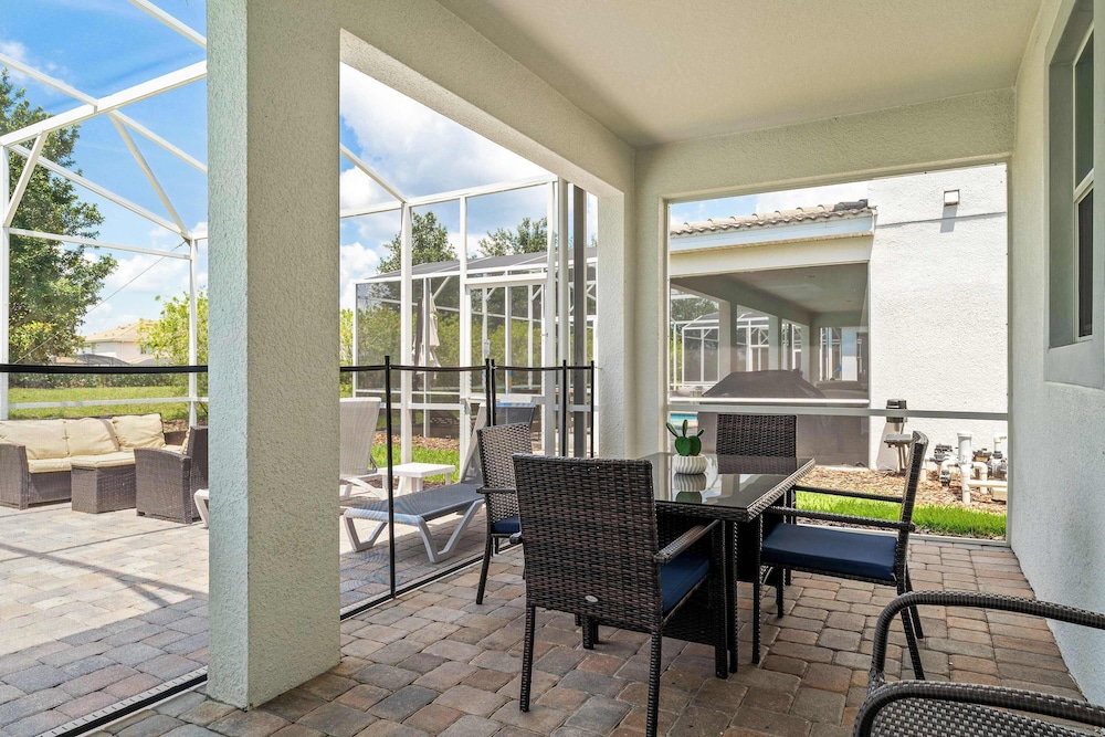 Resort Vibes At Championsgate - Home for 14 With Private Lanai