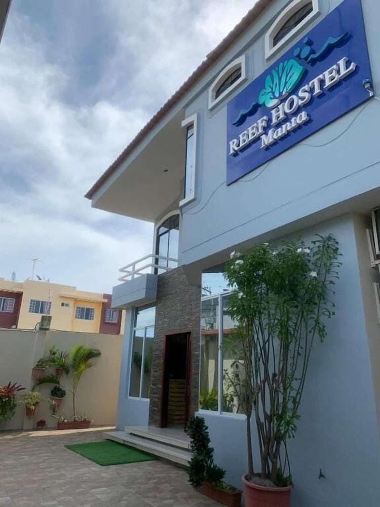 Hotel Reef Hostel Manta - Image 1