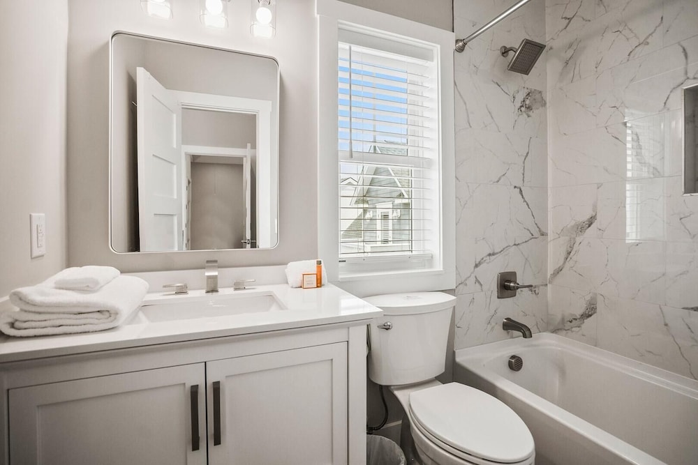Spacious and Stylish 4-bed, 4.5-bath Home With Stunning Golf Views
