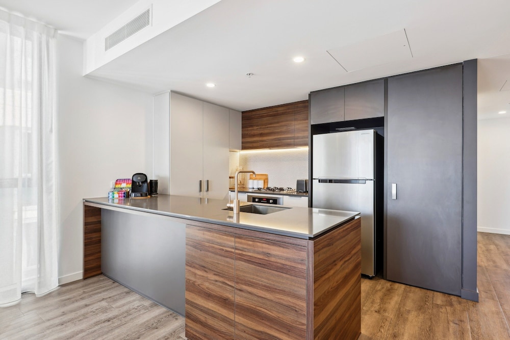 Chic 2-bed With Rooftop Pool Overlooking the City