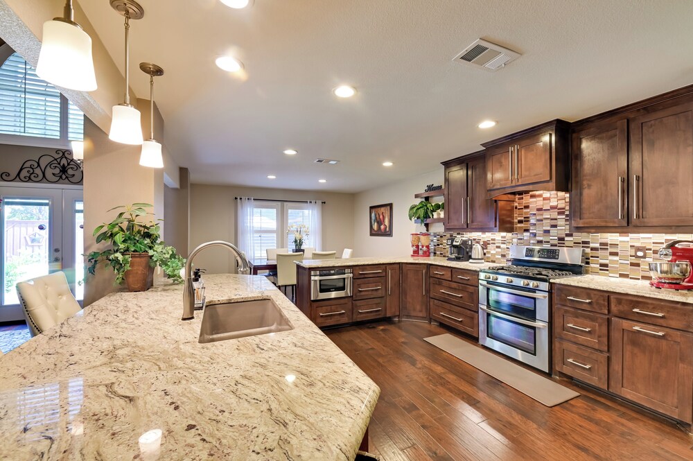 7 Mi to Lewisville Lake: Spacious Denton Home