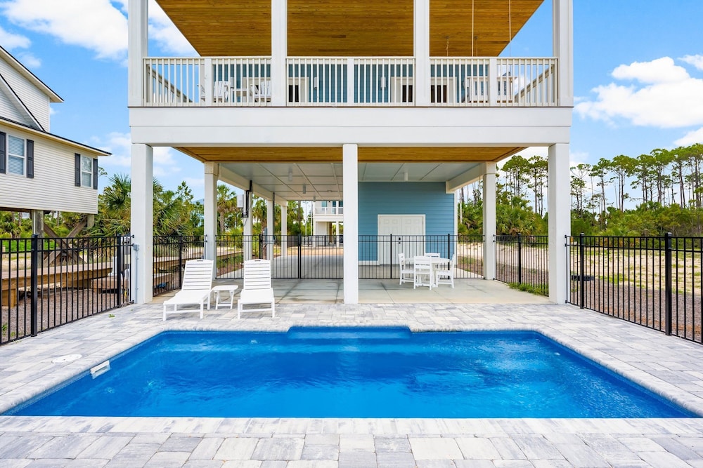 Beach House - Sand Castle Hideaway