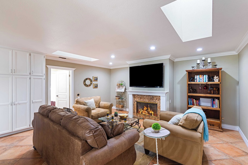 Victorian Manor In Paso Robles Wine Country + Pool, Hot Tub, Firepit, Tennis Court Sleeps 28