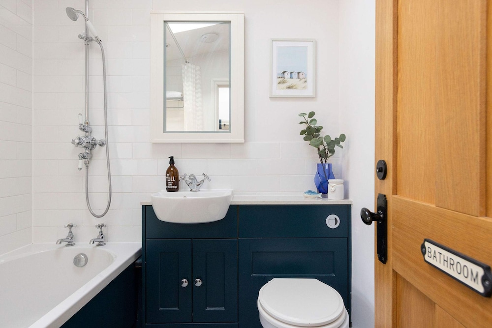 Charming Seaside Cottage - 5-min Walk to Beach
