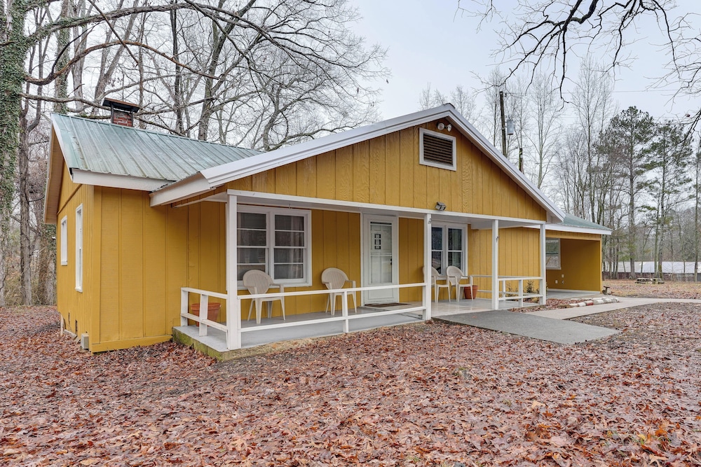 Deck & 2-acre Yard: Quiet Getaway in Crandall!