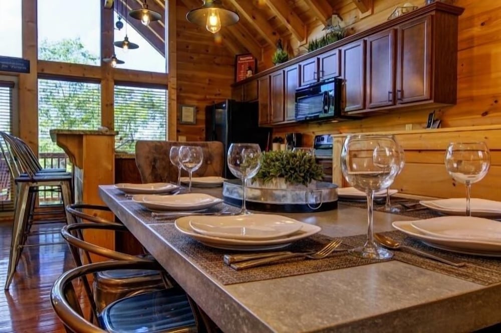 Sundance - 2 Bedrooms, 2 Baths, Sleeps 8 Home by RedAwning