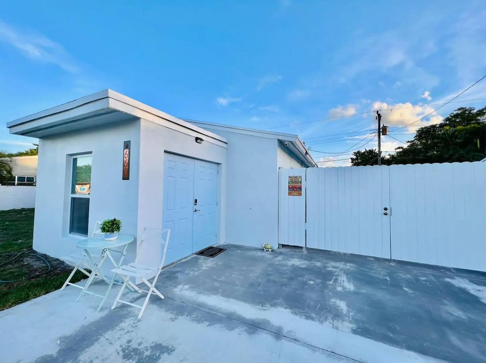 Stylish House w Hot Tub Close to Beach Stadium