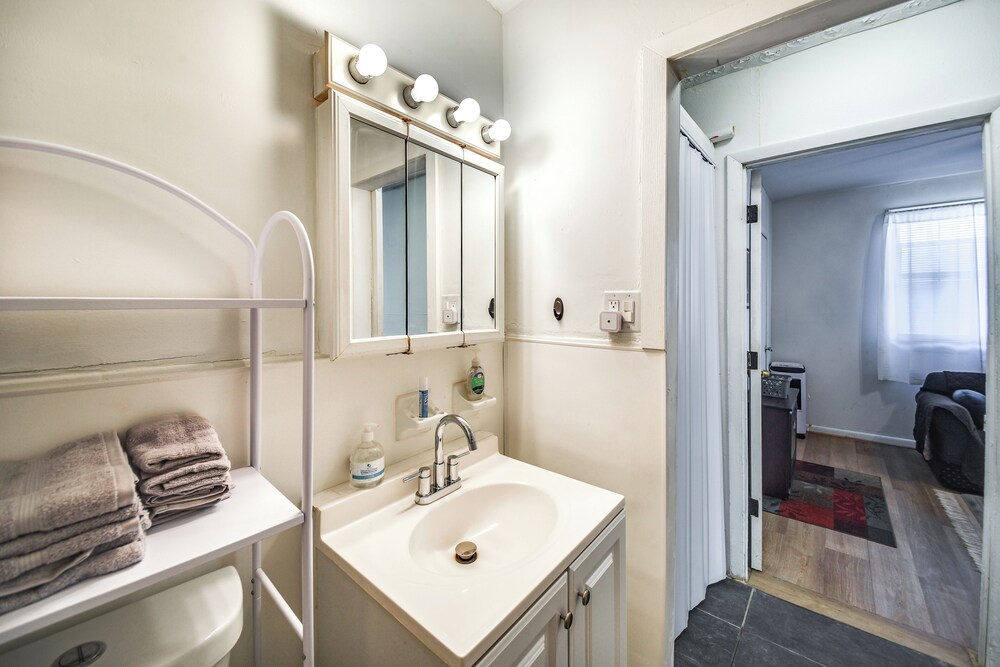 1 Mi to Dtwn: Remote Work-friendly Apt in Hampton!