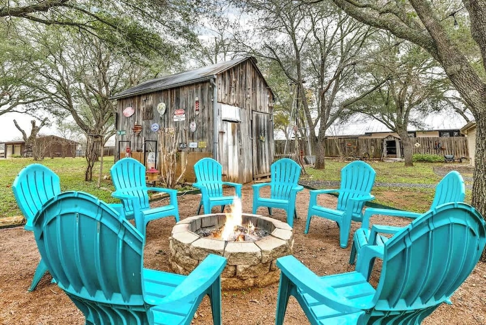 The Country Haus: Quaint Home 1 Mile From Downtown
