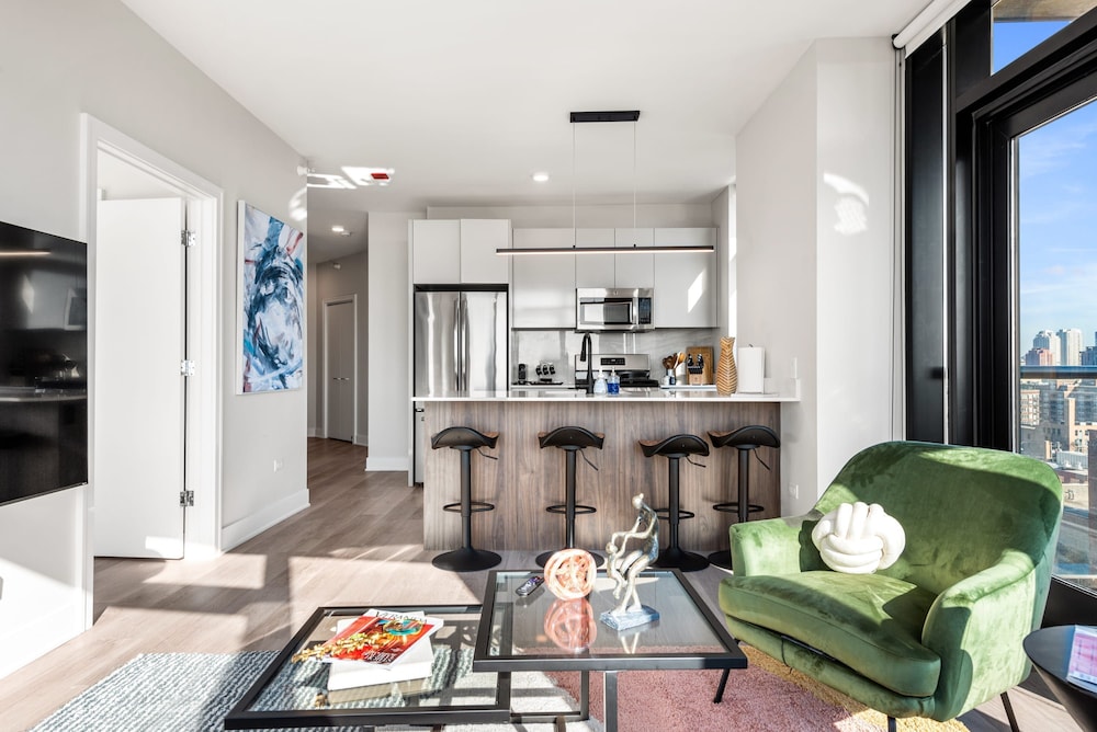West Loop 3x 2BR Walk to Dining Gym Terrace