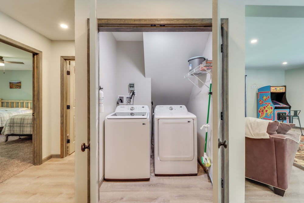 Hot Tub & Community Beach: Albrightsville Home!