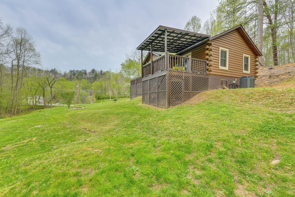 Near Car Shows: Cosby 'cozy Cove' Cabin w/ Deck