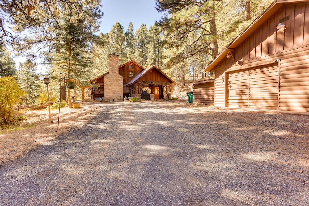 Pet-friendly Bayfield Cabin w/ Game Room & Hot Tub