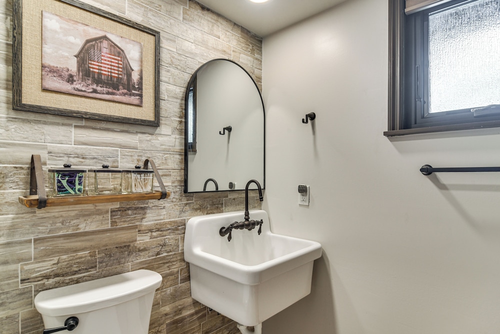 2 Blocks to Golf Course: Spacious Tampa Home!