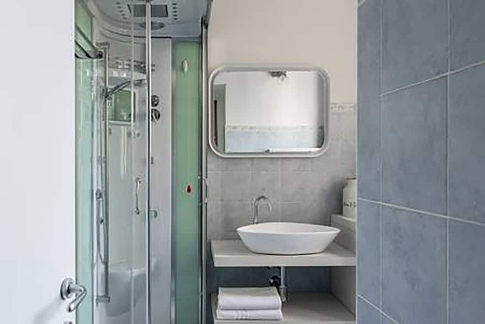 Domus en Como — bathroom