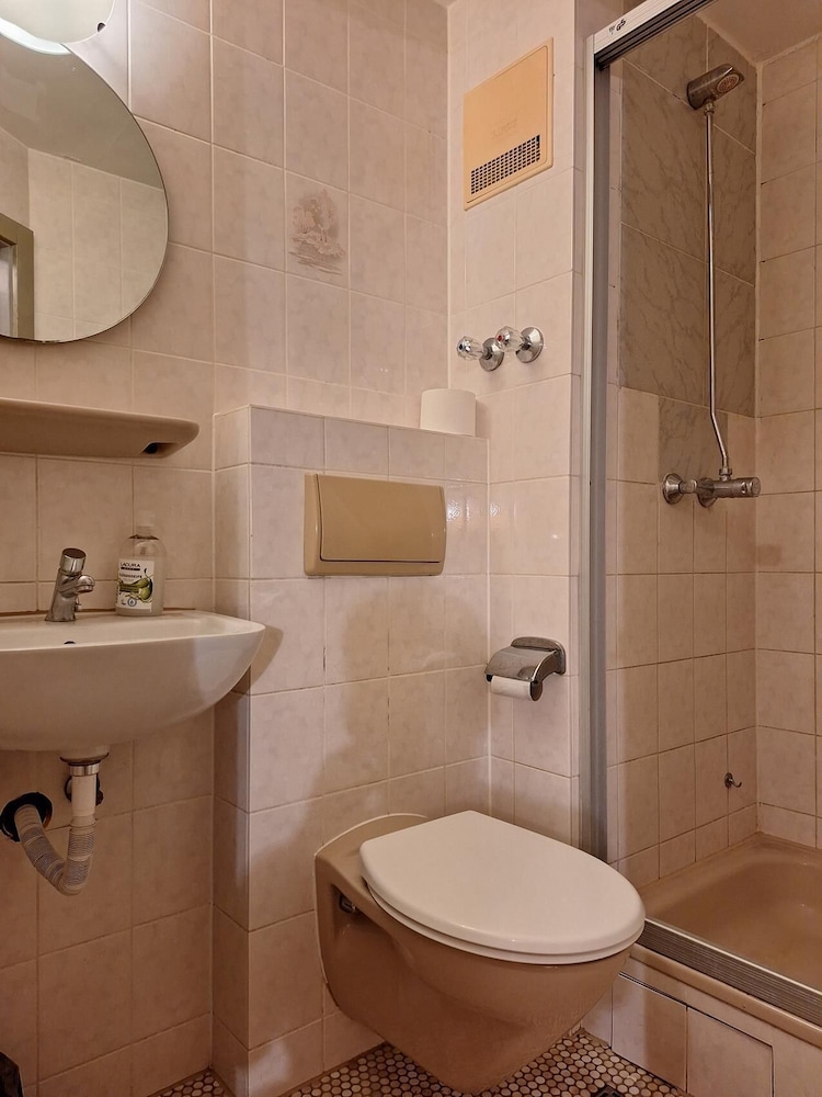 2-Rent Group Hostel Rooms AUB162