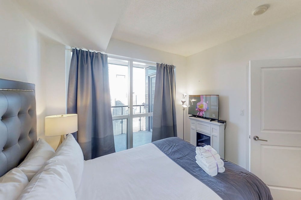 Downtown Toronto 2 Bedroom 2 Bath Suite Near Business District, U of T, Hospital