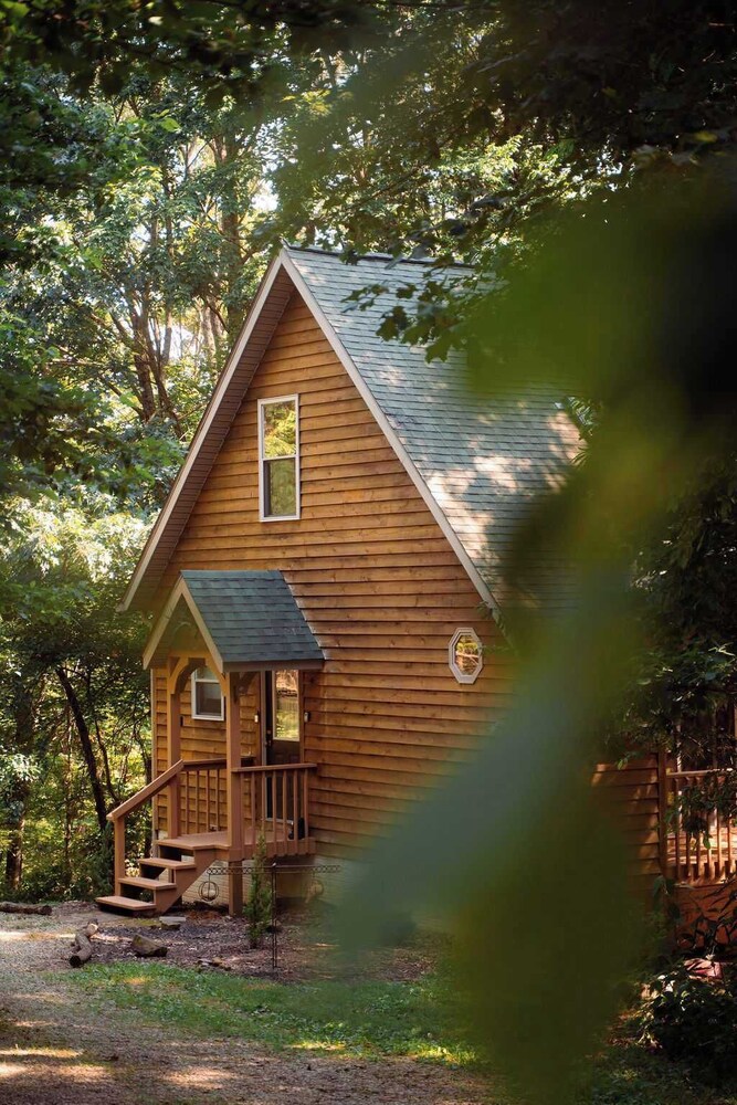 Cheerful Two Bdrm Cabin With Hot Tub & Pet Friendly