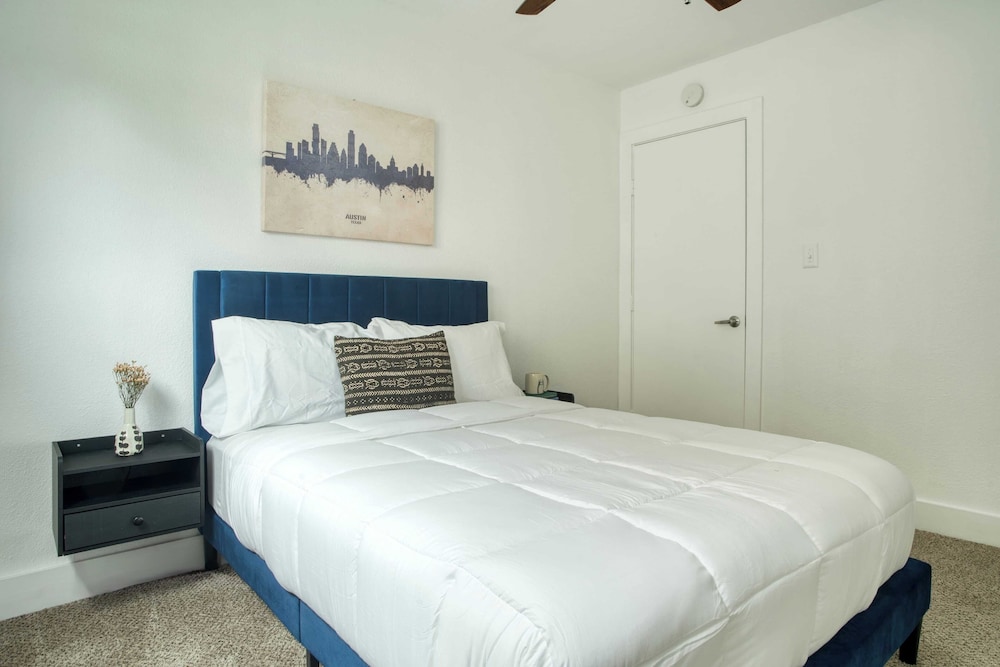 Austin Escape, Prime Location + Shared Yard Oasis Fairlawn Buyout by Avantstay