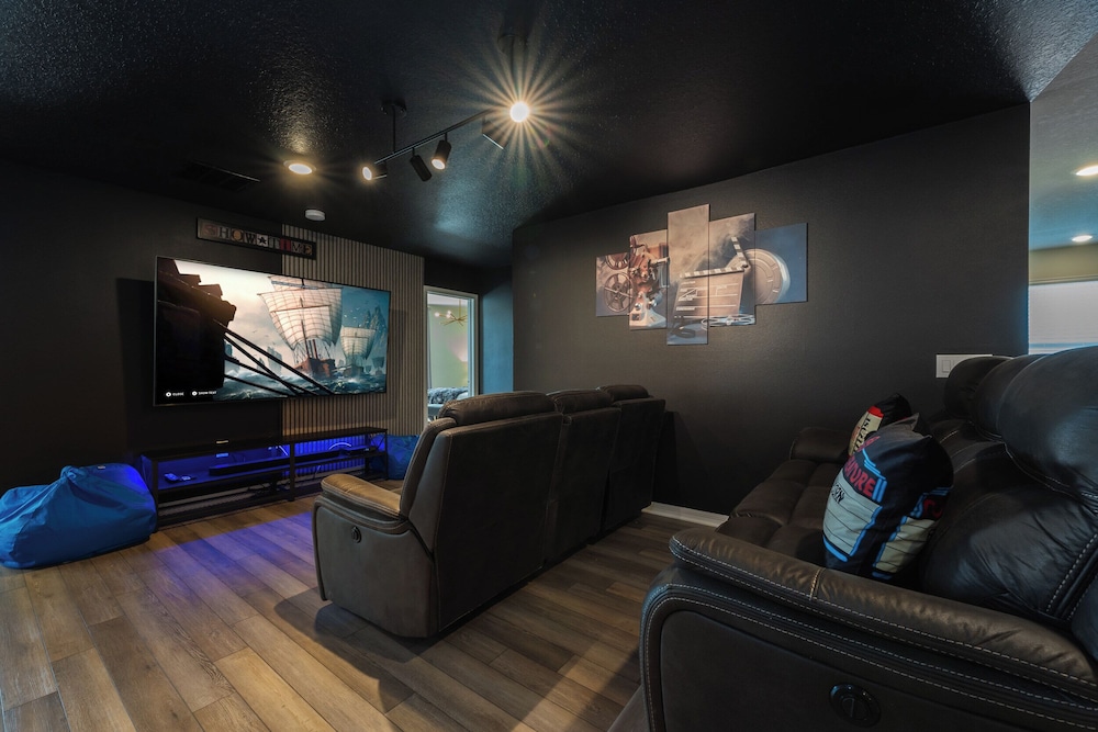 Spacious 9BR Villa Home Theater Pool