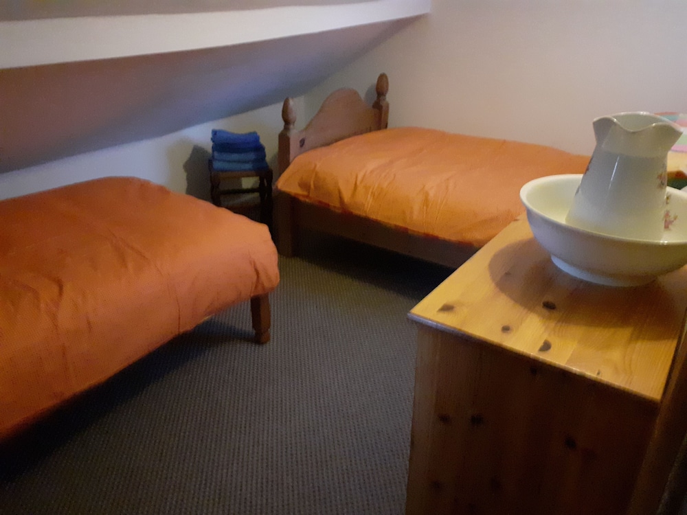 Inviting 3-bed Cottage Close to Pwllheli view 4
