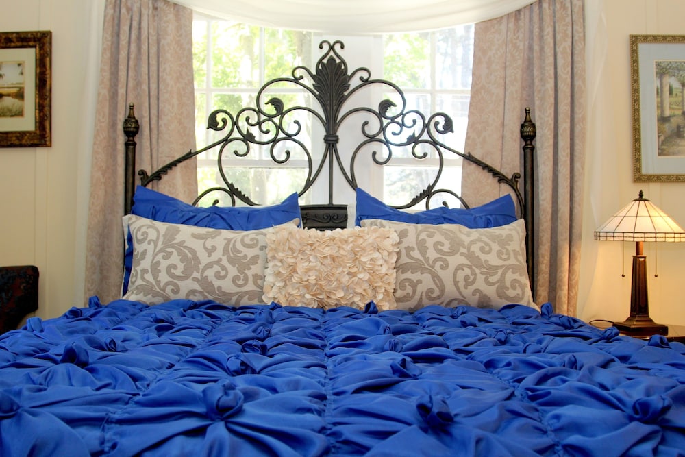 Monarch Cove Inn