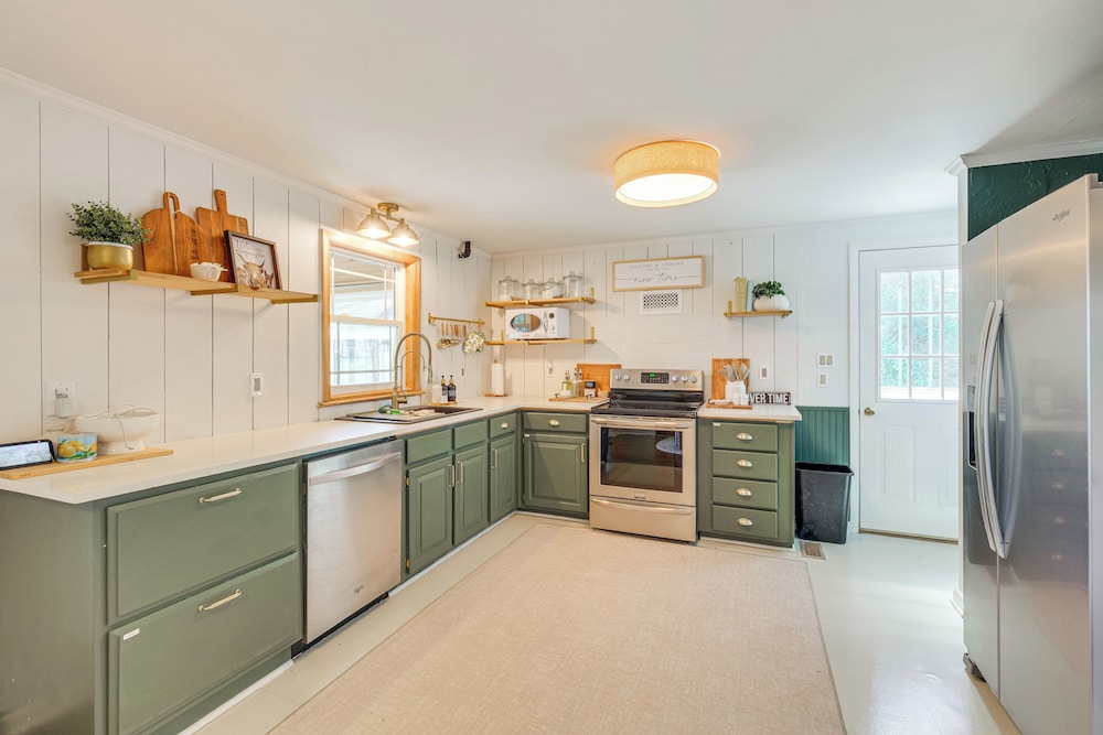 Dock, Sunrooms & Fire Pits: Deltaville Home!