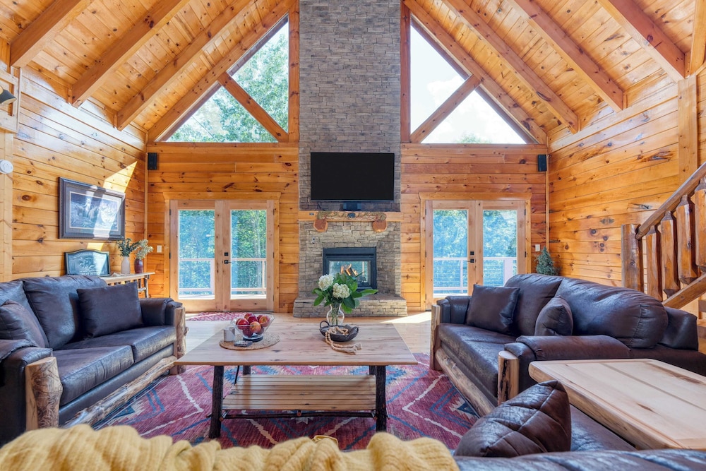 Big Bear Cove Hot Tub, Game Room, Fireplace + Smoky Mtn Views