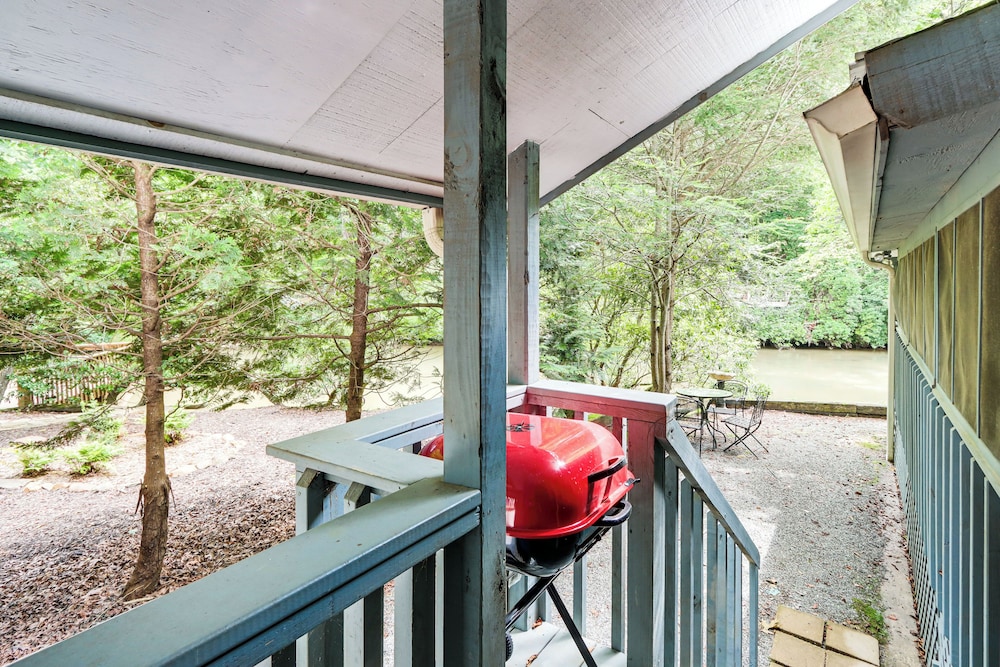 Cartecay River Retreat w/ Yard & Screened Porch!