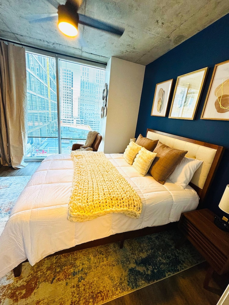 Highrise Balcony Rooftop Pool Gym Free Parking