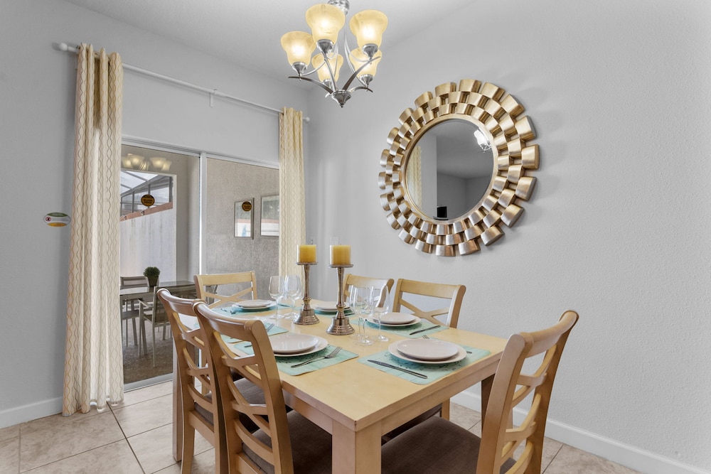 4BR Townhome With Pool at Storey Lake