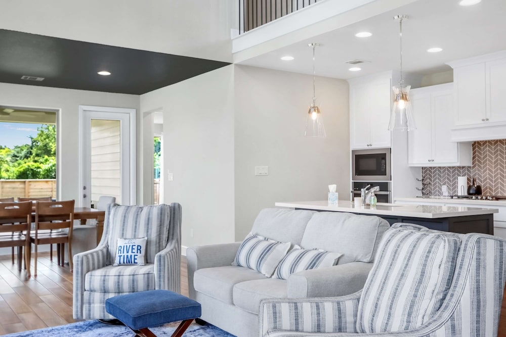 Dakota Cottage - Stay for 10