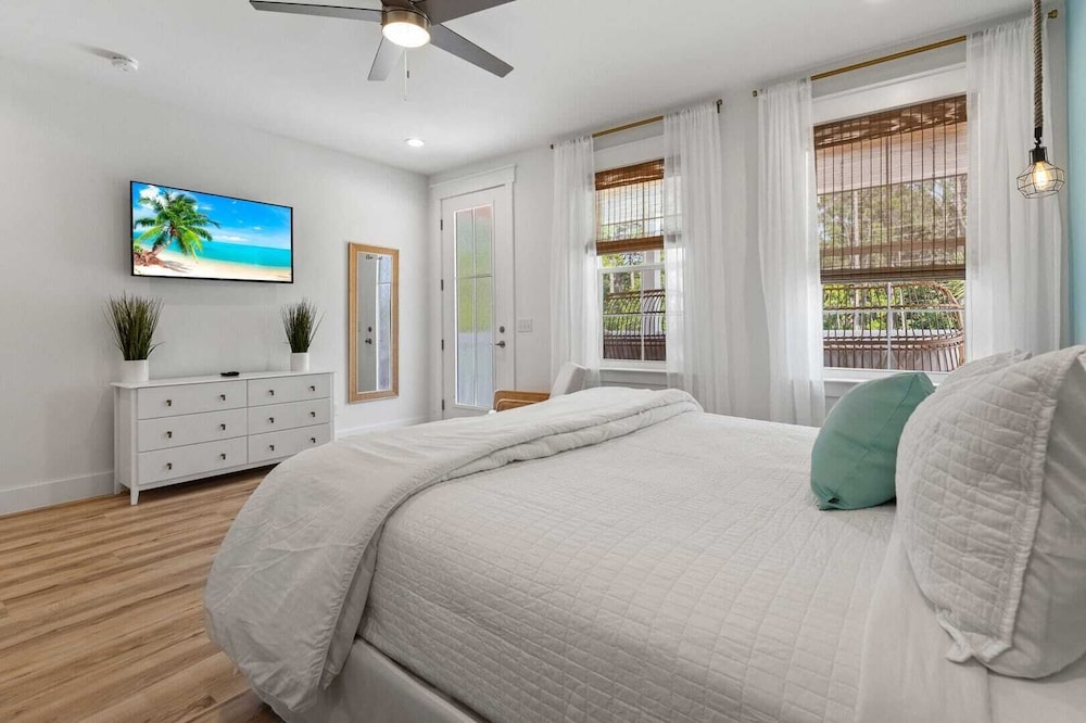 Chic Shack by Avantstay Private Pool, Walk to Beach, Sleeps 13!