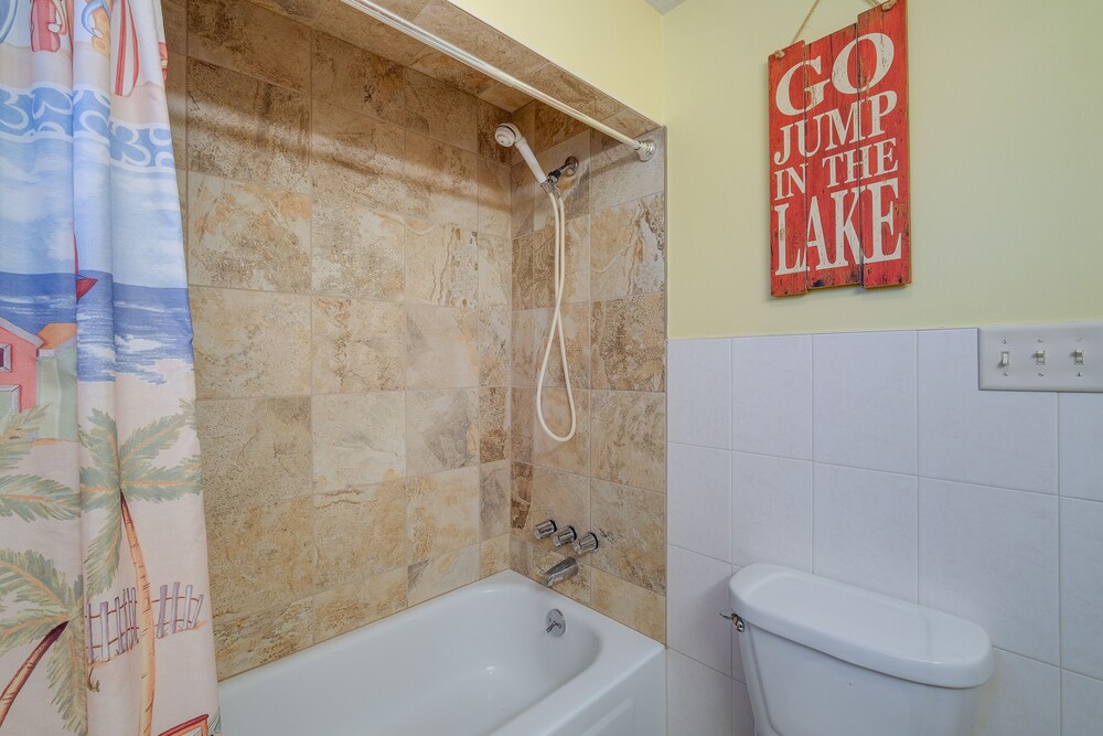 Cozy Cottage w/ Sunroom - Walk to Higgins Lake! view 3