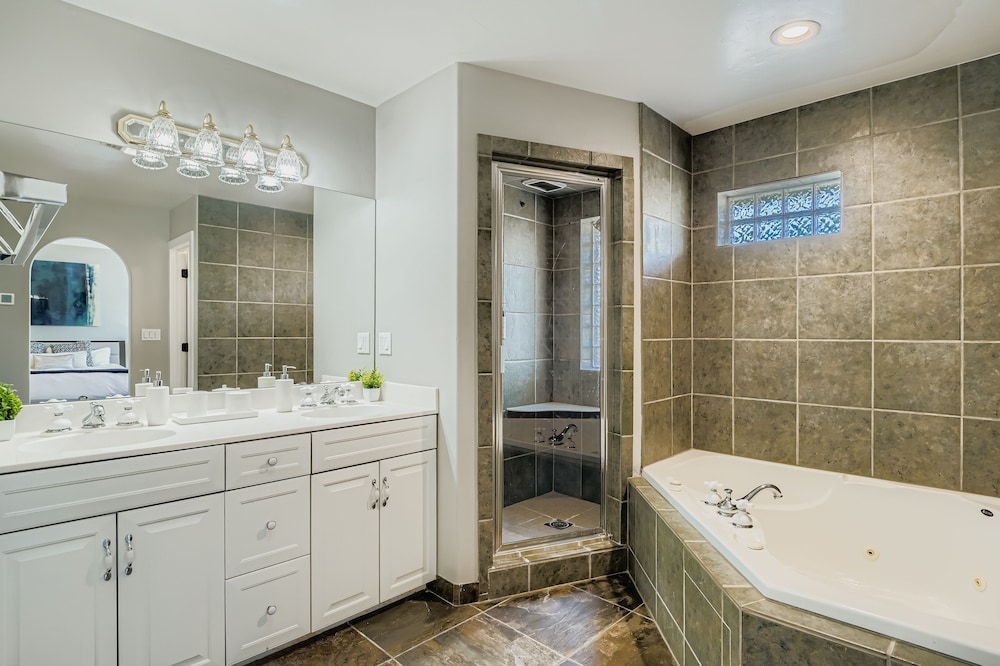 Mountain Luxury In Old Town Spa - Walk To Main 440 3 Bedroom Home